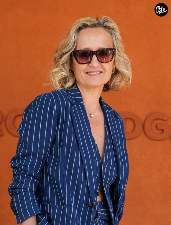 Avant de reprendre l’antenne, elle a partagé quatorze photos de ses vacances sur son compte Instagram le 23 août 2026.

Caroline Roux au village lors des Internationaux de France de tennis de Roland Garros 2024, à Paris, France, le 7 juin 2024. 

© Jacovides-Moreau/Bestimage
