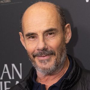 Bernard Campan à la première du film "Jean Valjean" au cinéma Publicis à Paris le 17 novembre 2025.

© Julien Sarkissian / Bestimage