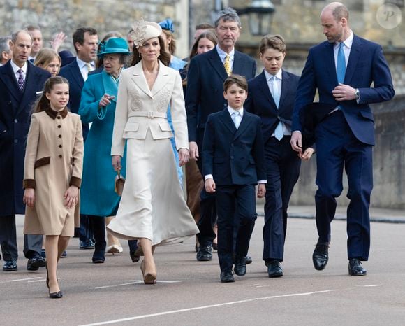 Ce dimanche 5 avril, toute la famille royale d'Angleterre était réunie pour la messe de Pâques.

Le prince William, Kate Middleton, la princesse Charlotte, le prince George et le prince Louis assistent à l'office annuel de Pâques à la chapelle Saint-Georges, dans l'enceinte du château de Windsor, le 5 avril 2026.

Photo : Goff / Bestimage