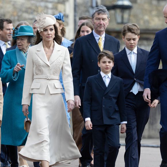 Ce dimanche 5 avril, toute la famille royale d'Angleterre était réunie pour la messe de Pâques.

Le prince William, Kate Middleton, la princesse Charlotte, le prince George et le prince Louis assistent à l'office annuel de Pâques à la chapelle Saint-Georges, dans l'enceinte du château de Windsor, le 5 avril 2026.

Photo : Goff / Bestimage