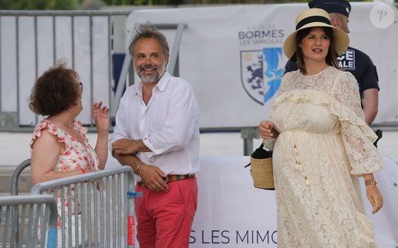 Semi-exclusif - Romain Sardou et sa compagne Kym Thiriot enceinte - Michel Sardou rend hommage à son père en famille lors du premier trophée de pétanque "Fernand Sardou" à Bormes-les-Mimosas le 29 mai 2026. Le célèbre chanteur est venu en famille avec sa femme, son fils Romain avec son fils de deux ans et demi et de sa compagne enceinte de son deuxième enfant.
La première édition du Trophée Fernand Sardou est organisée du 29 au 31 mai au coeur du village de Bormes les Mimosas. Une initiative portée par Michel et son fils Romain, pour rendre hommage à leur illustre parent Fernand Sardou au travers d'un tournoi de pétanque.
En lien avec la municipalité et l'Amicale Bouliste Borméenne (ABB), un premier Trophée Fernand Sardou sera organisé avec deux grands temps forts : Le vendredi, dès 18h, un tournoi d'exhibition sera proposé et verra s'affronter 16 triplettes. Puis un concours fédéral à pétanque sera organisé le weekend et ouvert à tous les amateurs. 128 équipes seront réparties sur les sites les plus emblématiques du village, à savoir au boulodrome de la place Saint-François, mais aussi au parc Cigalou, sur le site du château et à l'ancien stade. © Franz Chavaroche/Bestimage