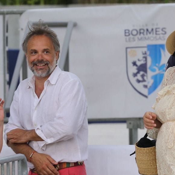 Semi-exclusif - Romain Sardou et sa compagne Kym Thiriot enceinte - Michel Sardou rend hommage à son père en famille lors du premier trophée de pétanque "Fernand Sardou" à Bormes-les-Mimosas le 29 mai 2026. Le célèbre chanteur est venu en famille avec sa femme, son fils Romain avec son fils de deux ans et demi et de sa compagne enceinte de son deuxième enfant.
La première édition du Trophée Fernand Sardou est organisée du 29 au 31 mai au coeur du village de Bormes les Mimosas. Une initiative portée par Michel et son fils Romain, pour rendre hommage à leur illustre parent Fernand Sardou au travers d'un tournoi de pétanque.
En lien avec la municipalité et l'Amicale Bouliste Borméenne (ABB), un premier Trophée Fernand Sardou sera organisé avec deux grands temps forts : Le vendredi, dès 18h, un tournoi d'exhibition sera proposé et verra s'affronter 16 triplettes. Puis un concours fédéral à pétanque sera organisé le weekend et ouvert à tous les amateurs. 128 équipes seront réparties sur les sites les plus emblématiques du village, à savoir au boulodrome de la place Saint-François, mais aussi au parc Cigalou, sur le site du château et à l'ancien stade. © Franz Chavaroche/Bestimage