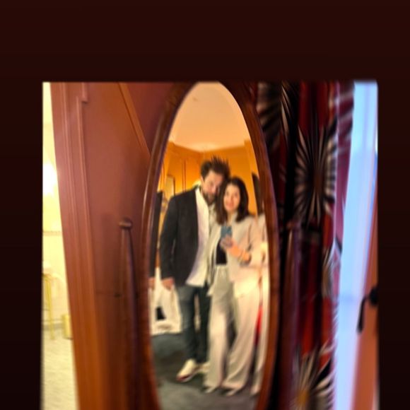Flavie Péan et son mari Arthur Jugnot se prennent en photo dans un miroir.
