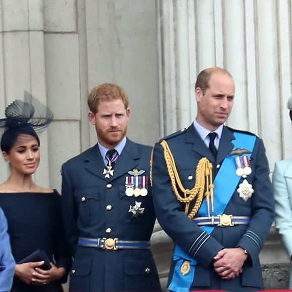La reine Elisabeth II d'Angleterre, Meghan Markle, duchesse de Sussex (habillée en Dior Haute Couture par Maria Grazia Chiuri), le prince Harry, duc de Sussex, le prince William, duc de Cambridge, Kate Catherine Middleton, duchesse de Cambridge - La famille royale d'Angleterre lors de la parade aérienne de la RAF pour le centième anniversaire au palais de Buckingham à Londres. Le 10 juillet 2018 EAgence / Bestimage