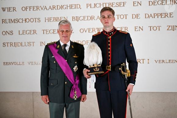 Les parents du prince Gabriel étaient présents pour cette occasion spéciale.

Les Majestés le Roi et la Reine assisteront à la cérémonie militaire au cours de laquelle Son Altesse Royale le Prince Gabriel prêtera serment, avec ses camarades de la 162e promotion des sciences sociales et militaires, ainsi que des élèves de la 177e promotion polytechnique et de diverses promotions de la division spéciale, en tant qu'officier après avoir obtenu son diplôme de bachelier à l'Ecole Royale Militaire (ERM). © Peter De Smedt/Content Curation/ABACAPRESS.COM