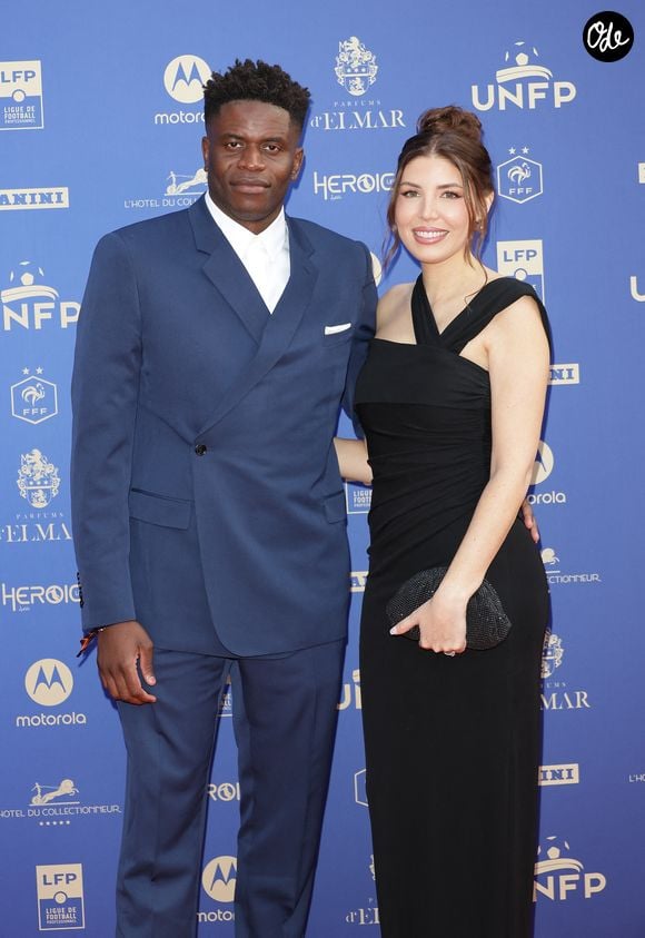 Le couple a fondé une belle famille et a accueilli deux petites filles, prénommées Talia et Ava.

Brice Samba en compagnie de sa compagne - Séance photo à l'occasion de la 34e édition des Trophées UNFP du football au Palais Brongniart à Paris, le 11 mai 2026. © Coadic Guirec/Bestimage