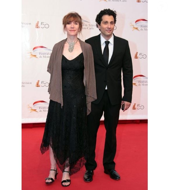 Mais elle a donc refait sa vie avec Darius Kehtari par la suite

Virginie Lemoine et son compagnon, Darius Kehtari, à Monaco en juin 2010. 
© Abaca