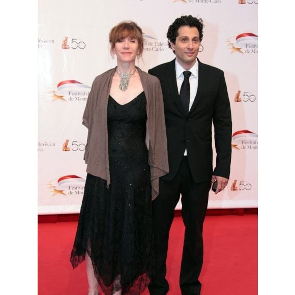 Mais elle a donc refait sa vie avec Darius Kehtari par la suite

Virginie Lemoine et son compagnon, Darius Kehtari, à Monaco en juin 2010. 
© Abaca