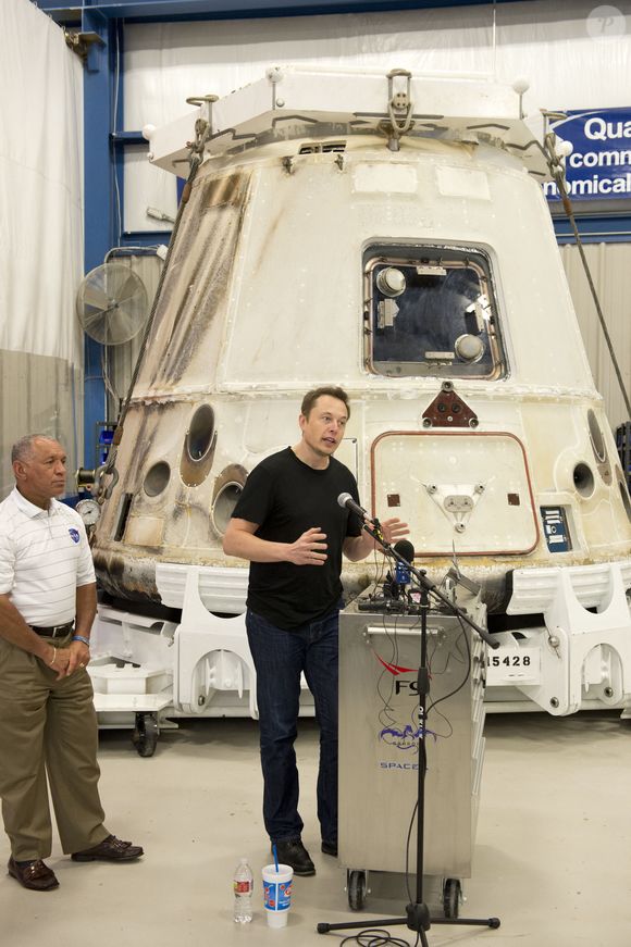 Elon Musk donne une conférence de presse après le retour sur terre du vaisseau Spacecraft en provenance de la station spatial internationale le 13 juin 2012.

© Bob Daemmrich/ZUMA Wire / Bestimage