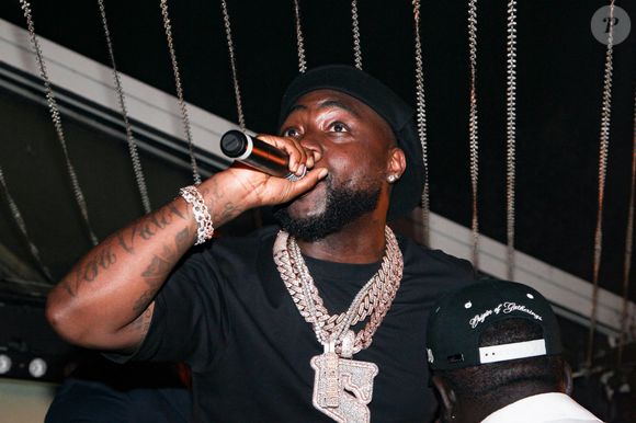 Le rappeur Davido en showcase au club l'Arc à Paris le 5 octobre 2025.

© Philippe Baldini / Bestimage