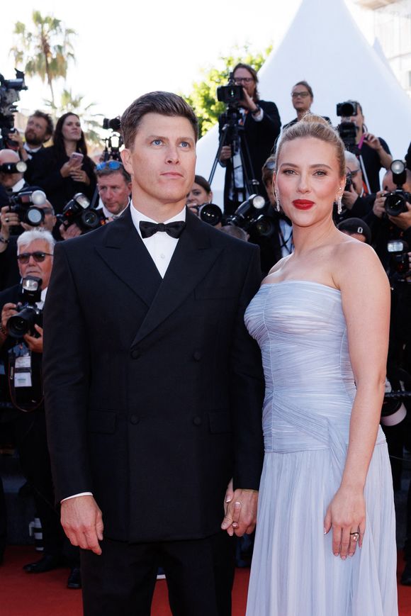 Pour briller à ses côtés à Cannes

Colin Jost et sa femme Scarlett Johansson - Montée des marches du film « Vie privée » lors du 78ème Festival International du Film de Cannes, au Palais des Festivals à Cannes. Le 20 mai 2025
© Jacovides-Moreau / Bestimage