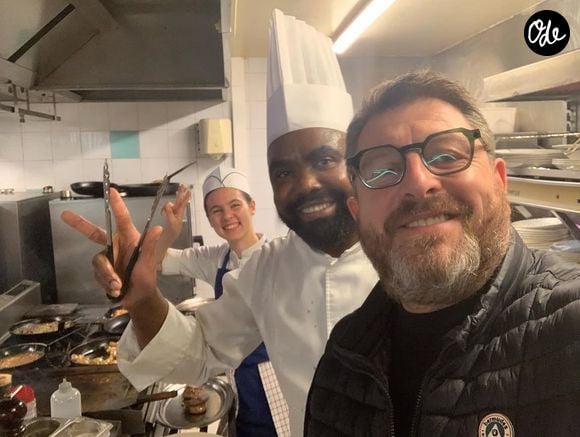 C'est ce qui l'a mené à prendre une grande décision : la fermeture temporaire de son restaurant situé dans le Finistère à Plomodiern, "l’Auberge des Glazicks". 

Le chef doublement étoilé Olivier Bellin dans les cuisines de son restaurant, "l’Auberge des Glazicks", dans le Finistère.

Instagram Olivier Bellin