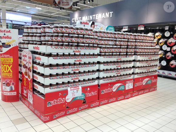 Inventé en 1964, cette pâte à tartiner a rapidement connu un succès fulgurant.

Pots de Nutella au centre commercial Carrefour de Montesson, le 26 janvier 2018. 

Photo : Denis Guignebourg/ Bestimage