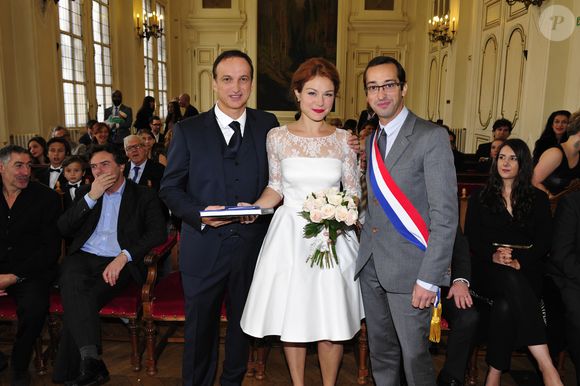 Rétro - Décès de l'actrice Emilie Dequenne à l'âge de 43 ans - Exclusif - Prix Spécial - No web - No blog - Emilie Dequenne, entre son époux Michel Ferracci et le maire du 10ème arrondissement, Rémi Féraud - Mariage de Michel Ferracci et Emilie Dequenne à la mairie du 10ème arrondissement, le samedi 11 octobre 2014 à Paris.