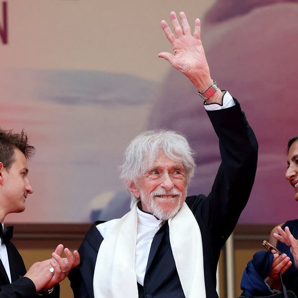Louis-Do de Lencquesaing, Timi-Joy Marbot, Pierre Richard et sa femme Ceyla Lacerda - Montée des marches du film « La venue de l’avenir » lors du 78ème Festival International du Film de Cannes, au Palais des Festivals à Cannes. Le 22 mai 2025
© Jacovides-Moreau / Bestimage