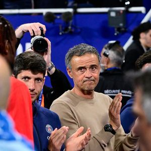 Si les causes de sa disparition ne sont pas connues à ce jour, la nouvelle a bouleversé tous ceux qui ont croisé sa route. 

Luis Enrique Martinez (entraîneur du PSG) applaudit les joueurs de Reims lors du match de la finale de la Coupe de France entre le Paris Saint Germain et le Stade de Reims au Stade de France le 24 mai 2025 à Saint Denis, France. ( Photo par Dante Badano / PsnewZ / Bestimage) -