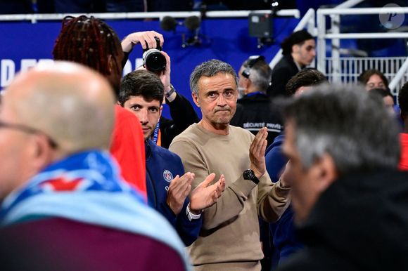 Si les causes de sa disparition ne sont pas connues à ce jour, la nouvelle a bouleversé tous ceux qui ont croisé sa route. 

Luis Enrique Martinez (entraîneur du PSG) applaudit les joueurs de Reims lors du match de la finale de la Coupe de France entre le Paris Saint Germain et le Stade de Reims au Stade de France le 24 mai 2025 à Saint Denis, France. ( Photo par Dante Badano / PsnewZ / Bestimage) -