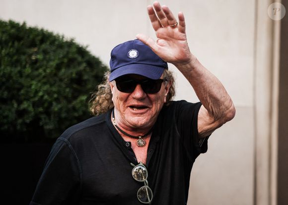 C’est à l’hôtel cinq étoiles, Le George V, que la chanteur de 77 ans a déposé ses bagages avec sa femme Brenda le temps d'effectuer ses deux dates de concert à Paris.

Exclusif - Brian Johnson et sa femme Brenda Johnson arrivent au palace Four Seasons George V à Paris, le 8 août 2025, à la veille de la série de concerts du groupe AC/DC au Stade de France (9 au 13 août 2025) © Agence / Bestimage
