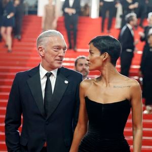 Vincent Cassel (Montre Audemars Piguet) et sa compagne Narah Baptista - Descente des marches du film " Histoires parallèles " lors du 79ème Festival International du Film de Cannes, le 14 mai 2026. © Jacovides-Moreau / Bestimage