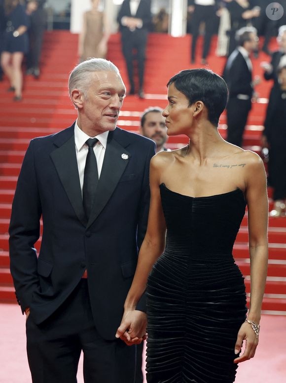 Vincent Cassel (Montre Audemars Piguet) et sa compagne Narah Baptista - Descente des marches du film " Histoires parallèles " lors du 79ème Festival International du Film de Cannes, le 14 mai 2026. © Jacovides-Moreau / Bestimage