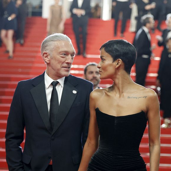 Vincent Cassel (Montre Audemars Piguet) et sa compagne Narah Baptista - Descente des marches du film " Histoires parallèles " lors du 79ème Festival International du Film de Cannes, le 14 mai 2026. © Jacovides-Moreau / Bestimage