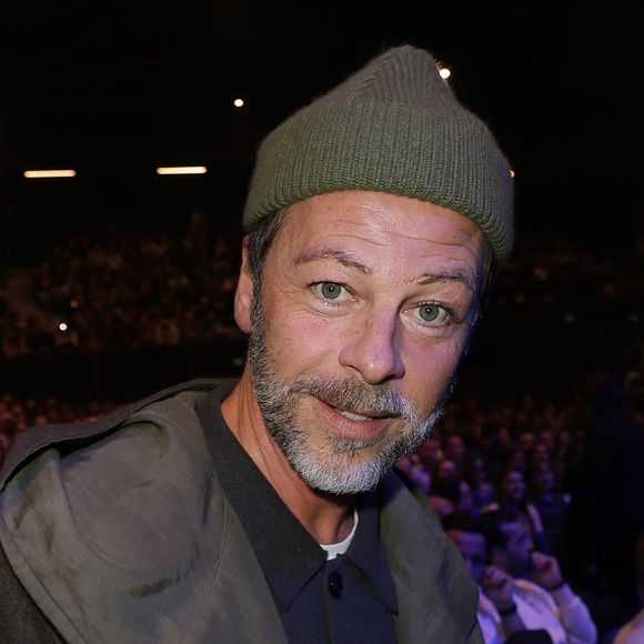 Voir quelqu’un d’autre jouer son personnage lui fait étrange, mais il se réjouit du travail de Louis Delort et trouve ses costumes modernes et réussis.

Christophe Maé lors de la générale du spectacle "Le roi soleil" au Dôme de Paris le 9 décembre 2025.

© Coadic Guirec / Bestimage