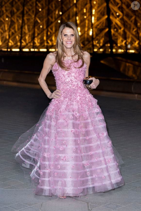 Anna Dello Russo - Photo Call du « Le Grand Diner du Louvre « lors de la Fashion Week  à Paris le 5 mars 2025. © Olivier Borde /Bestimage