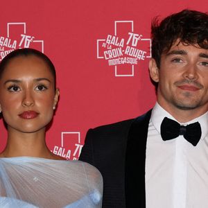 Charles Leclerc et sa compagne Alexandra Saint Mleux au 76ème Bal de la Croix Rouge dans la salle des Etoiles à Monaco le 12 juillet 2025.

© Claudia Albuquerque/Bestimage