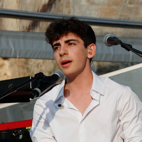 Exclusif - Léon Hesby, le fils de Patrick Bruel, se produit pour la première fois sur scène en France, au festival des Sables-d'Olonne, le 26 juin 2026. En première partie de Marine Delplace, gagnante de la Star Academy (S12), le jeune musicien de 20 ans a chanté un titre en anglais, remportant un franc succès, sous le regard de sa mère, Amanda Sthers. © Noël Carrier / Bestimage