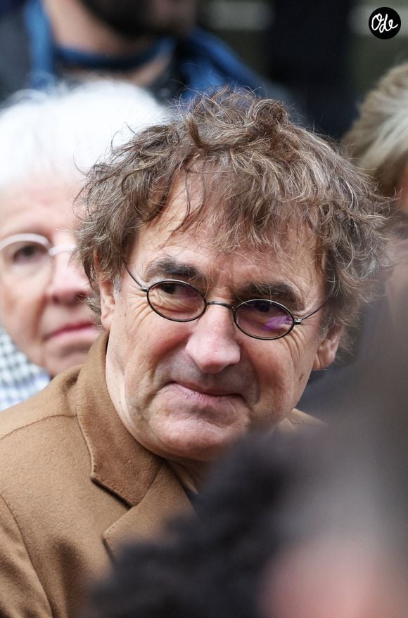 Invité du portrait de la semaine de l’émission "Sept à Huit" sur TF1 ce dimanche 25 octobre 2026, Albert Dupontel a surtout pu s’exprimer sur les revendications estudiantines, qui ont suscité la colère d’une partie des Français manifestant dans les rues. 

Albert Dupontel - Sorties des obsèques du réalisateur Bertrand Blier en l'église Saint-Roch à Paris le 29 janvier 2025. © Dominique Jacovides/Bestimage