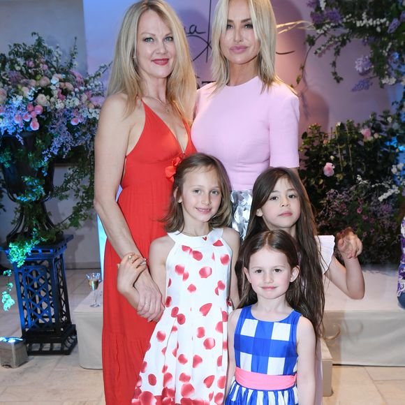 Adriana Karembeu avec sa fille Nina, sa soeur Natalia Sklenarikova et ses nièces - A l'occasion de la fête des Mères, Adriana Karembeu et Lenôtre s'associent pour créer l'entremets "Nina" au Pré Catelan à Paris le 29 avril 2025.
Cette création à quatre mains est le fruit d'une complicité artistique entre Adriana Karembeu, icône internationale de la mode, ambassadrice engagée, maman au grand cœur et Étienne Leroy Chef Patissier Lenôtre el Champion du Monde de la Pâtisserie.
Pensé comme une rose à offrir, l'entremets « Nina » est symbole de tendresse, de lien et de partage. Cette co-création soutient la Croix-Rouge française, 5% des bénéfices seront reversés à l'association, auprès de laquelle Adriana Karembeu est ambassadrice depuis plus de 25 ans. © Rachid Bellak/Bestimage