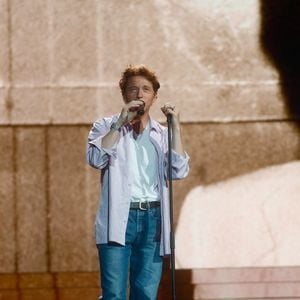 Mais c'est la course à pied qui reste le pilier de sa routine. Cinq jours par semaine, il arpente les rues pentues de Montmartre.

Le chanteur Raphaël lors de l' Enregistrement de l'émission "Eternel Aznavour, le concert événement", diffusée le 18 octobre sur France 3
Christophe Clovis-Cyril Moreau / Bestimage