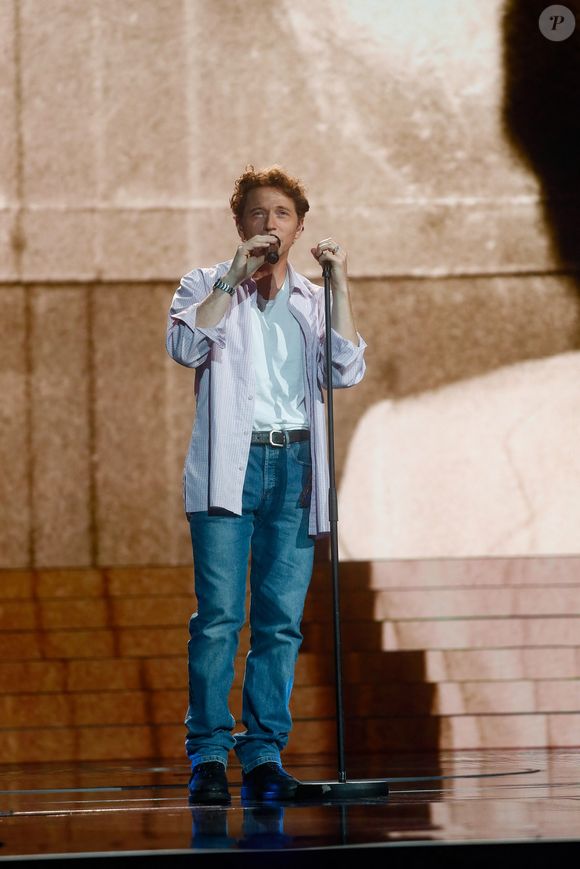 Mais c'est la course à pied qui reste le pilier de sa routine. Cinq jours par semaine, il arpente les rues pentues de Montmartre.

Le chanteur Raphaël lors de l' Enregistrement de l'émission "Eternel Aznavour, le concert événement", diffusée le 18 octobre sur France 3
Christophe Clovis-Cyril Moreau / Bestimage