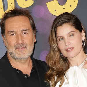 Depuis le 11 mars, Laetitia Casta est à l'affiche d'un nouveau film dans lequel elle incarne une professeure de cinéma qui pense assister un crime. 
Gilles Lellouche et Laetitia Casta à l'Avant-première du film "Le Crime du 3e étage" au cinéma Pathé Wepler à Paris le 9 mars 2026. © Coadic Guirec/Bestimage