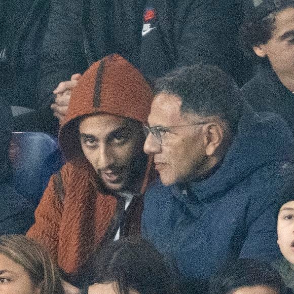 Roschdy Zem et son fils Chad Zem - Célébrités dans les tribunes de la 8ème de finale de la coupe de France de football entre le PSG contre Brest (3-1) au Parc des Princes à Paris le 7 février 2024. © Cyril Moreau/Bestimage
