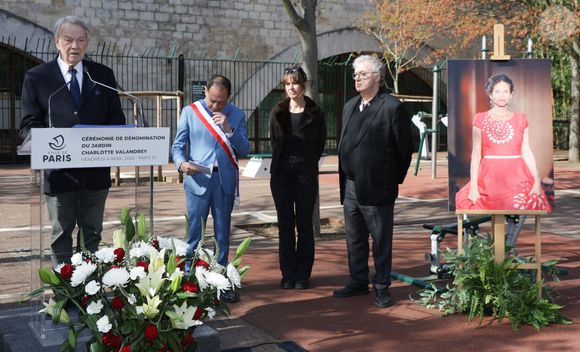 Exclusif - Jean-Pierre Pascal (Père de Charlotte Valandrey), Jean-Luc Romero (Adjoint à la maire de Paris), Aude (soeur de Charlotte Valandrey) et Dominique Besnehard lors de la cérémonie de dénomination d’un jardin en hommage à Charlotte Valandrey, au 17 rue Hector Malot dans le XIlème arrondissement de Paris, France, le 4 avril 2025. © Coadic Guirec/Bestimage