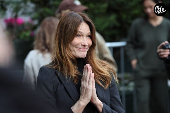 Carla Bruni Sarkozy devant la résidence de Nicolas Sarkozy, avant son départ pour la prison de La Santé, où il doit purger une peine de cinq ans de prison pour association de malfaiteurs. Paris, France, le 21 octobre 2025. Photo d’Alexis Jumeau/ABACAPRESS.COM