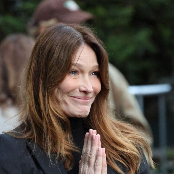 Carla Bruni Sarkozy devant la résidence de Nicolas Sarkozy, avant son départ pour la prison de La Santé, où il doit purger une peine de cinq ans de prison pour association de malfaiteurs. Paris, France, le 21 octobre 2025. Photo d’Alexis Jumeau/ABACAPRESS.COM