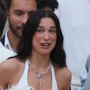 La chanteuse Dua Lipa et l'acteur Callum Turner ont été photographiés avant leur fête de mariage sur la Piazza Croce Dei Vespri à Palerme.  Photo : Snapix/ABACAPRESS.COM