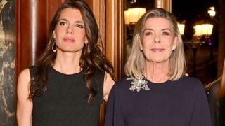 Après avoir ajouté une nouvelle corde à son arc, Charlotte Casiraghi réapparaît avec sa mère Caroline de Monaco à qui elle ressemble tant