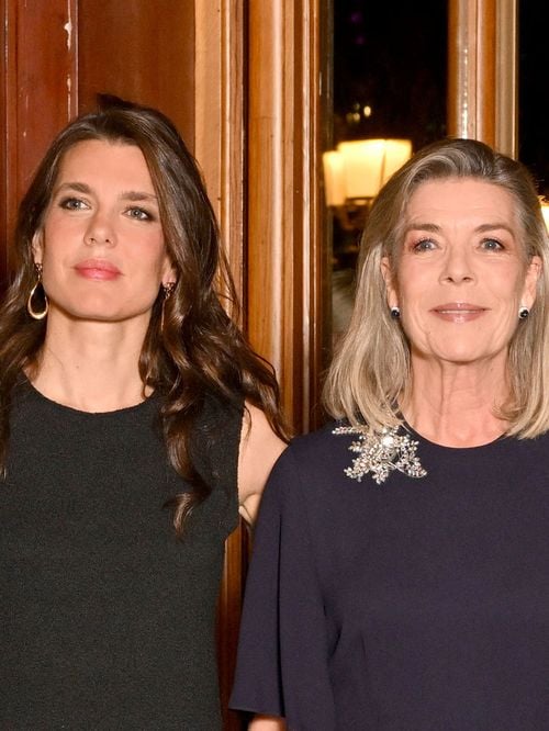 Après avoir ajouté une nouvelle corde à son arc, Charlotte Casiraghi réapparaît avec sa mère Caroline de Monaco à qui elle ressemble tant