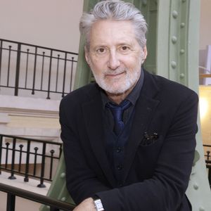 Antoine de Caunes, qui défend le festival chaque année en tant que parrain historique de l’événement, a lui aussi pris la parole auprès du "Parisien" pour revenir sur cette décision.
Antoine de Caunes lors de la remise du 4ème prix Gotlib en marge du festival du livre au Grand Palais à Paris le 18 avril 2026. © Cédric Perrin / Bestimage