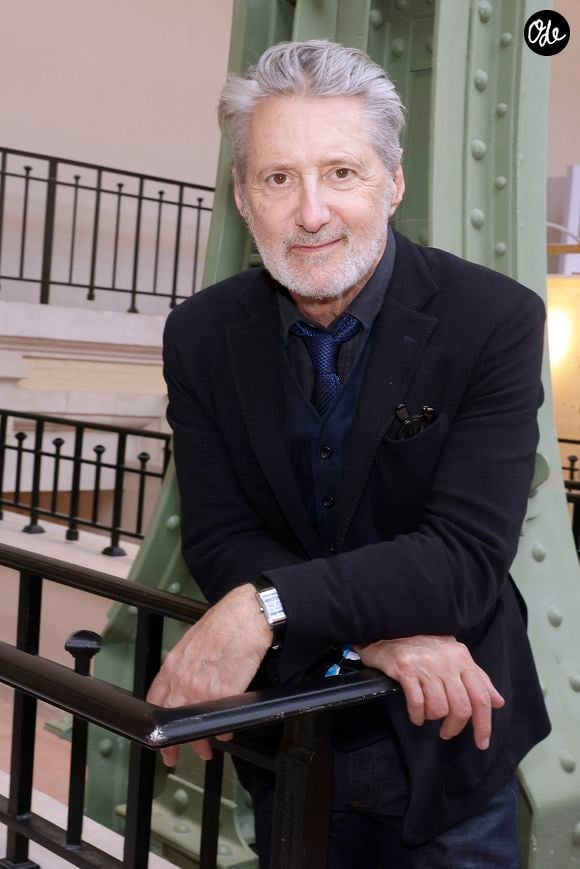 Antoine de Caunes, qui défend le festival chaque année en tant que parrain historique de l’événement, a lui aussi pris la parole auprès du "Parisien" pour revenir sur cette décision.

Antoine de Caunes lors de la remise du 4ème prix Gotlib en marge du festival du livre au Grand Palais à Paris le 18 avril 2026. © Cédric Perrin / Bestimage