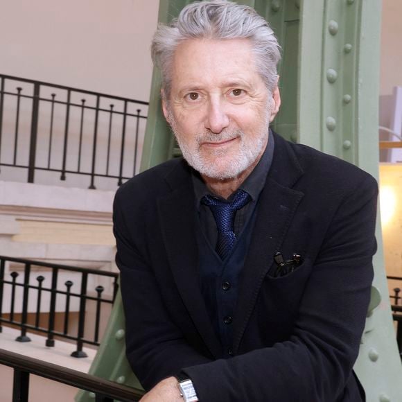 Antoine de Caunes, qui défend le festival chaque année en tant que parrain historique de l’événement, a lui aussi pris la parole auprès du "Parisien" pour revenir sur cette décision.

Antoine de Caunes lors de la remise du 4ème prix Gotlib en marge du festival du livre au Grand Palais à Paris le 18 avril 2026. © Cédric Perrin / Bestimage