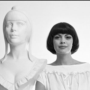 Icône française, elle mène toutefois une vie casanière

Archive - Mireille Mathieu servant de modèle pour le buste de Marianne
©PATERSON / BESTIMAGE