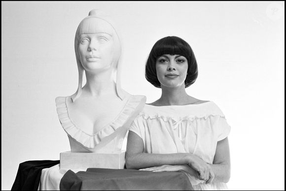 Icône française, elle mène toutefois une vie casanière

Archive - Mireille Mathieu servant de modèle pour le buste de Marianne
©PATERSON / BESTIMAGE