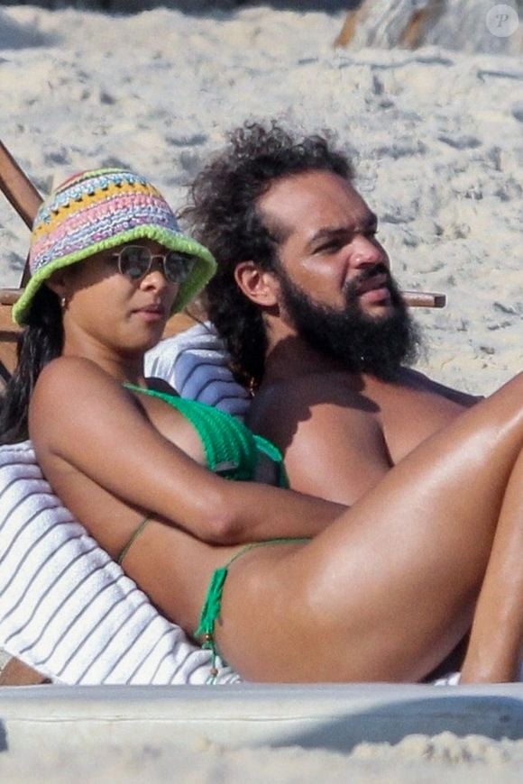 L'ancien basketteur professionnel Joakim Noah et sa femme Lais Ribeiro se baignent sur la plage de Rio de Janeiro au Brésil le 2 août 2022.