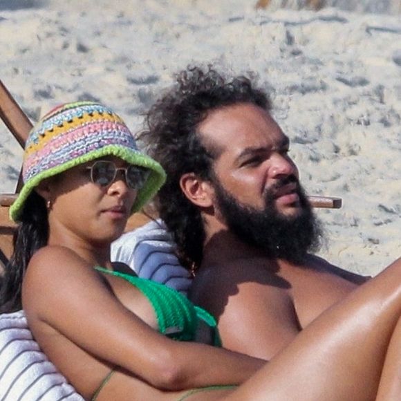 L'ancien basketteur professionnel Joakim Noah et sa femme Lais Ribeiro se baignent sur la plage de Rio de Janeiro au Brésil le 2 août 2022.