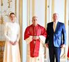 Le pape Léon XIV a été accueilli à Monaco pour son premier déplacement officiel à l’étranger.

Le pape Léon XIV avec le prince Albert II de Monaco, la princesse Charlène - Entretien au palais princier et photo officielle - Visite historique du pape Léon XIV à Monacole

© Bruno Bebert - Dominique Jacovides / Bestimage