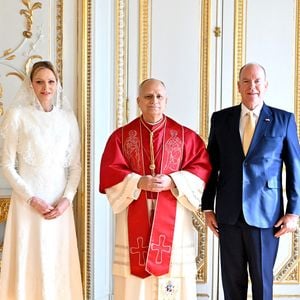 Le pape Léon XIV a été accueilli à Monaco pour son premier déplacement officiel à l’étranger.

Le pape Léon XIV avec le prince Albert II de Monaco, la princesse Charlène - Entretien au palais princier et photo officielle - Visite historique du pape Léon XIV à Monacole

© Bruno Bebert - Dominique Jacovides / Bestimage